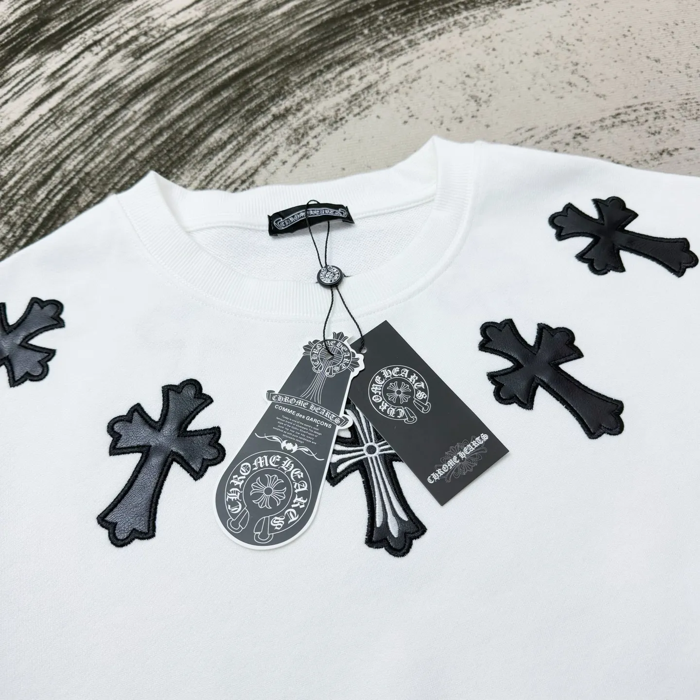 P210 Chrome Hearts Necklace Leather Label Embroidered Round Neck Sweatshirt, the same model at ChromeHearts counters. Made of 400g double-ply double yarn pure cotton fabric, 32 counts of double yarn. Very textured on the hand. Three-dimensional and atmospheric. Versatile and easy to wear in autumn. Simple and elegant. It adopts os version. The upper body effect is very good. Suitable for all body types. Soft and comfortable. CH letter offset printing on the front➕Necklace horseshoe leather label embroidery. Small mark on the hem. Resistant to machine washing. Does not fade or deform. Complete accessories, original mold opening, perfect restoration of zp 2:1, same style for men and women, versatile and not picky, size s m l xl color black white